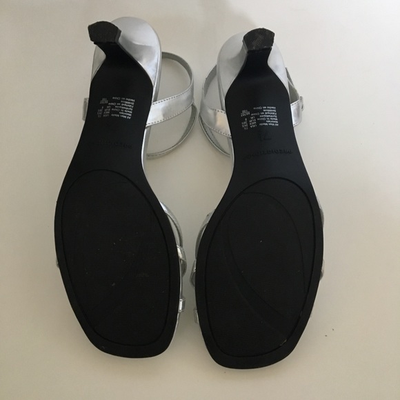 Predictions Size 7.5 Strappy Silver Heel - Picture 4 of 7